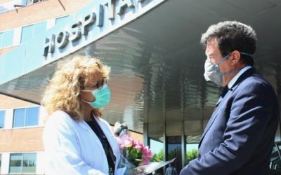 Ecuador entrega más de 600 rosas a los sanitarios españoles por su extraordinario trabajo durante la epidemia del Covid-19