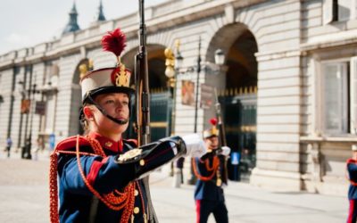 Cambio de guardia y relevo solemne en el Palacio Real en Madrid