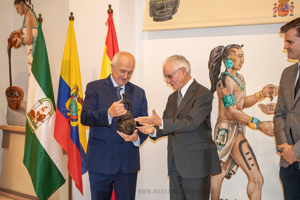 El embajador del Ecuador entrega al museo del chocolate de Estepa una réplica de la vasija que cambió la historia del cacao